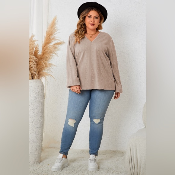 Plus Size Lace Detail V-Neck Long Sleeve Blouse - Picture 5 of 5